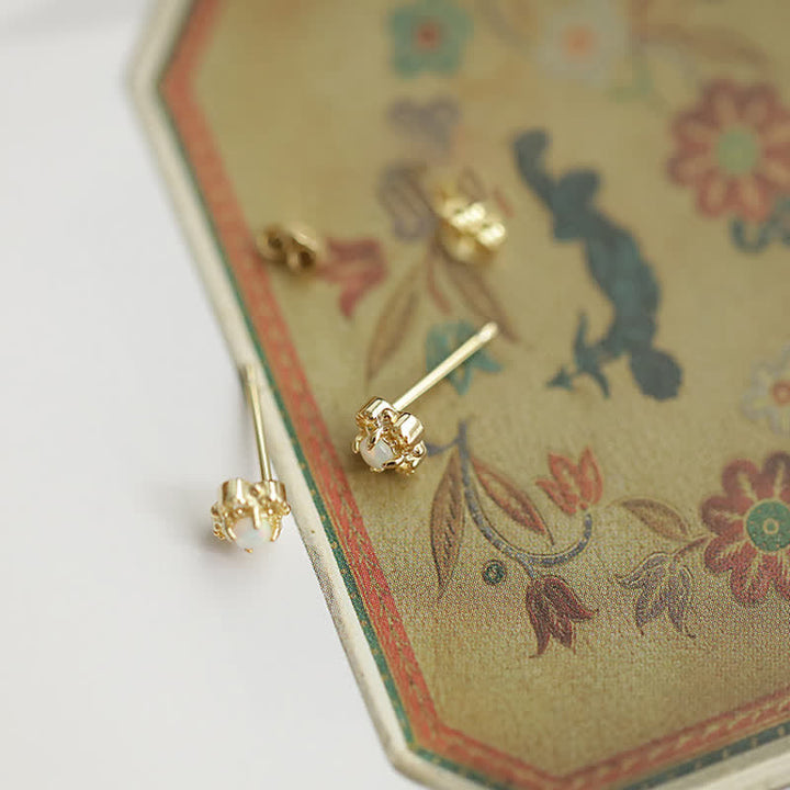 Goldene Vintage Opal Ohrringe: Zarte quadratische Ohrstecker für Damen, eleganter Edel-Schmuck.