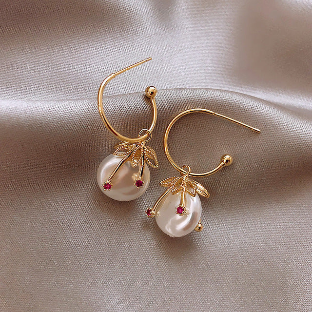 Magische Einhorn Ohrstecker für Damen. Edler Schmuck mit funkelnden Zirkonia-Steinen.