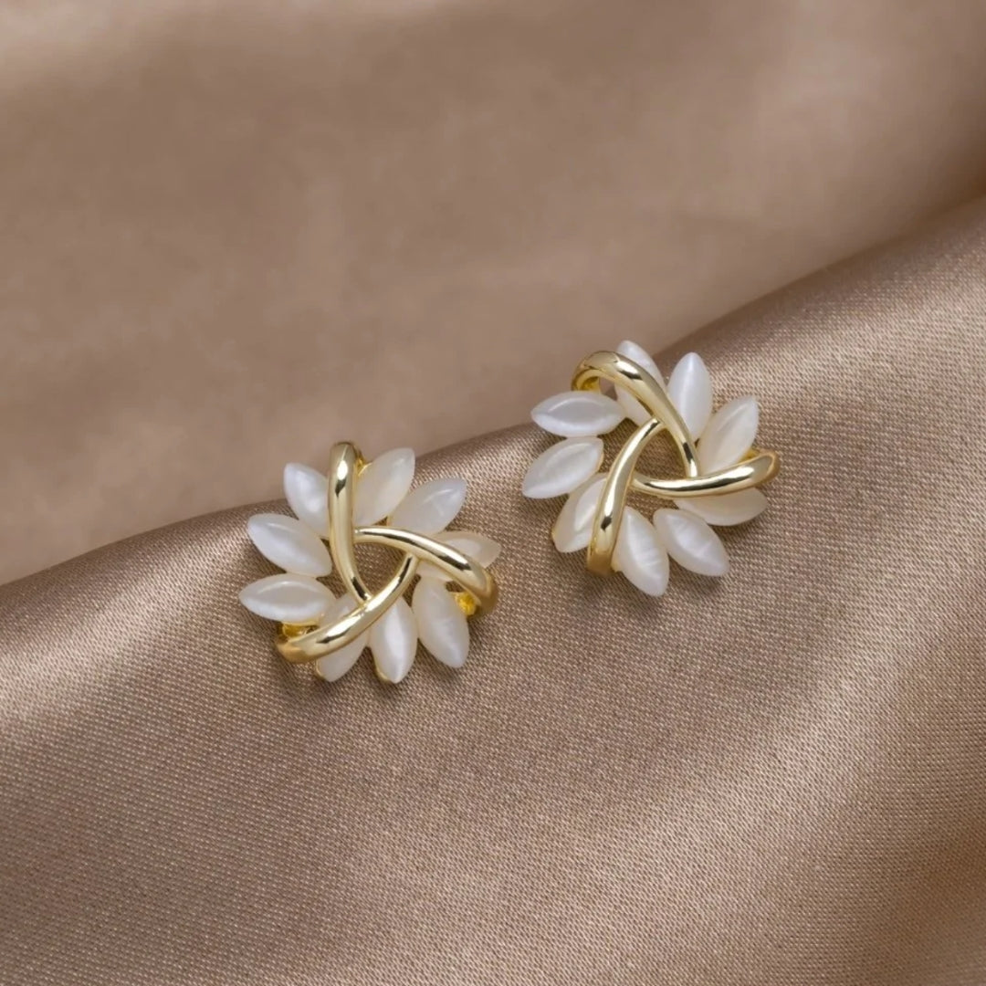 Nahaufnahme schimmernder Damen Opal-Blumen-Ohrstecker. Exquisite Steckerohrringe, ideales Geschenk für Frauen.