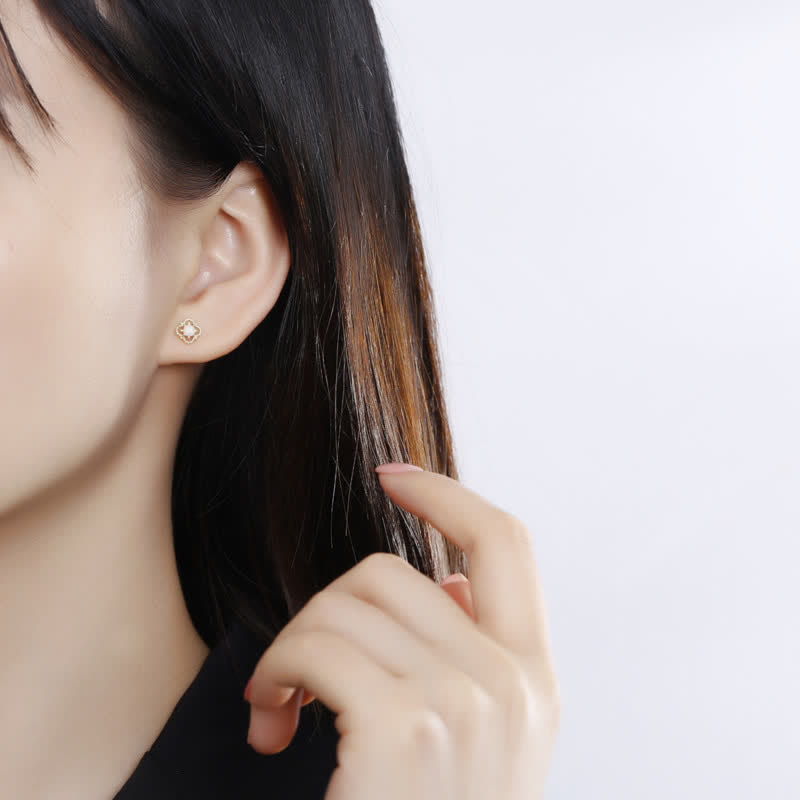 Zarte Damenohrringe im Vintage-Stil: Quadratische Form mit schimmerndem Opal, edle Eleganz.