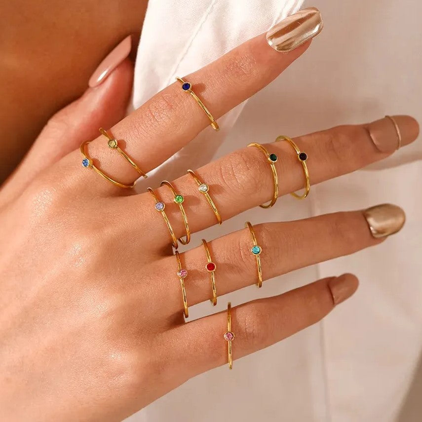 Eleganter Damen Geburtssteinring, personalisiert mit funkelndem Geburtsstein und Wunschgravur, ideales Geschenk.
