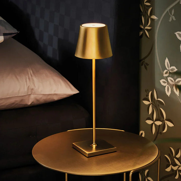 Hochwertige LED-Lampe, dimmbar und kabellos, als moderne Innenbeleuchtung einsetzbar.