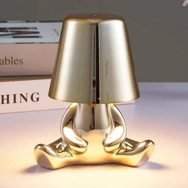 Elegante Design Tischlampe, dimmbar, kabellos, schafft warmes Licht im Wohnzimmer.