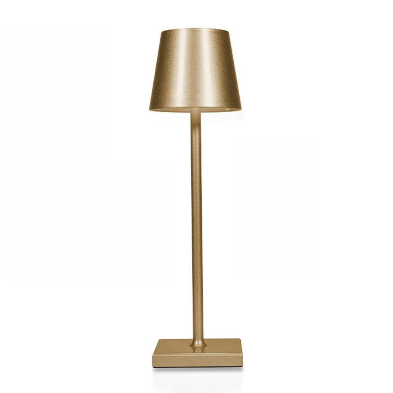 Stilvolle aufladbare LED Tischlampe als Wohnzimmerlampe, schafft angenehme Ambientebeleuchtung.
