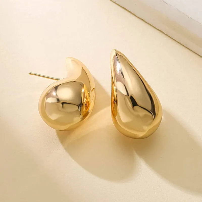 Elegante goldfarbene Tropfenohrringe für Damen aus hochwertigem Edelstahl, ein stilvolles Schmuck-Accessoire.
