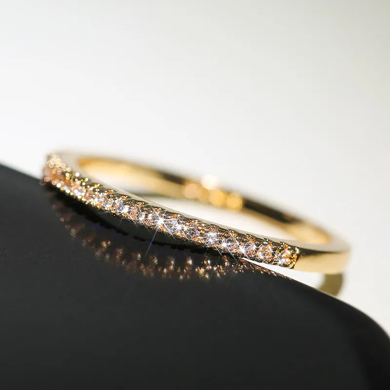 Eleganter Damen Halbe-Ewigkeit-Ring mit Zirkonia, erhältlich in Gold, Silber oder Roségold.