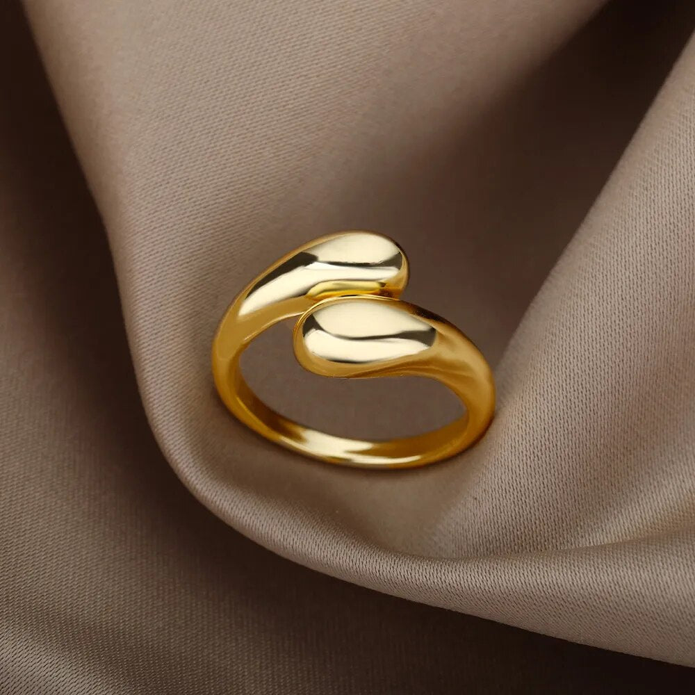 Zeitloser offener Perlenring für Damen in Gold-Optik. Verstellbarer Goldschmuck, ein modisches Accessoire.