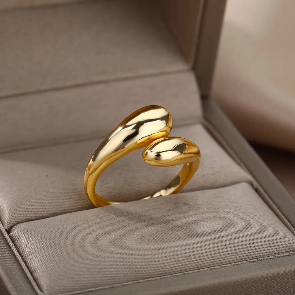 Detailaufnahme: Verstellbarer Damenring offen mit zwei edlen goldenen Perlen. Hochwertiger Goldschmuck für jeden Anlass.