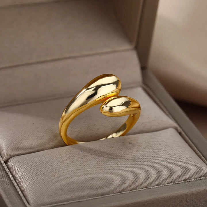 Detailaufnahme: Verstellbarer Damenring offen mit zwei edlen goldenen Perlen. Hochwertiger Goldschmuck für jeden Anlass.