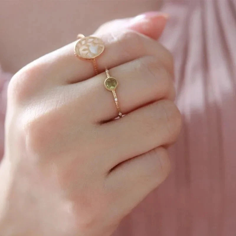 Nahaufnahme eines funkelnden Peridot Rings für Damen, gefertigt aus Sterling Silber mit edlen grünen Steinen.