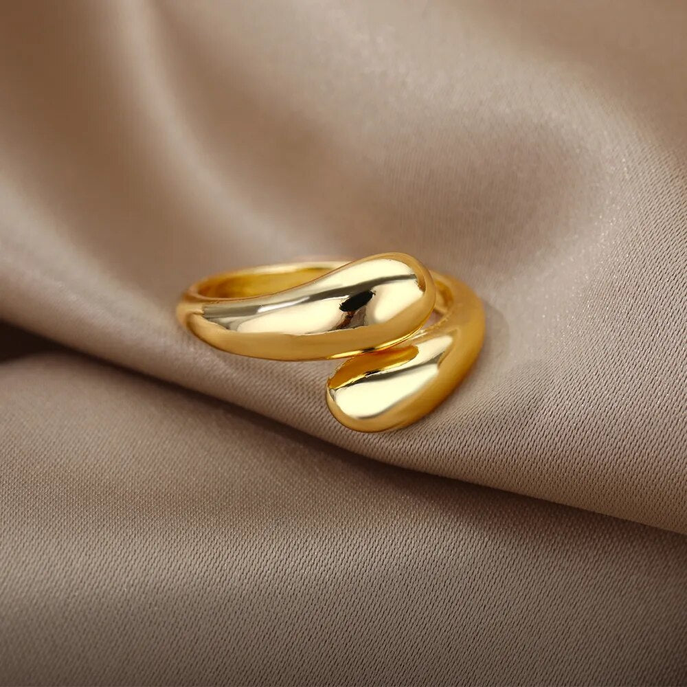 Eleganter offener Damenring mit doppeltem Goldperlen-Design. Ein schimmerndes, verstellbares Schmuckstück aus Gold.