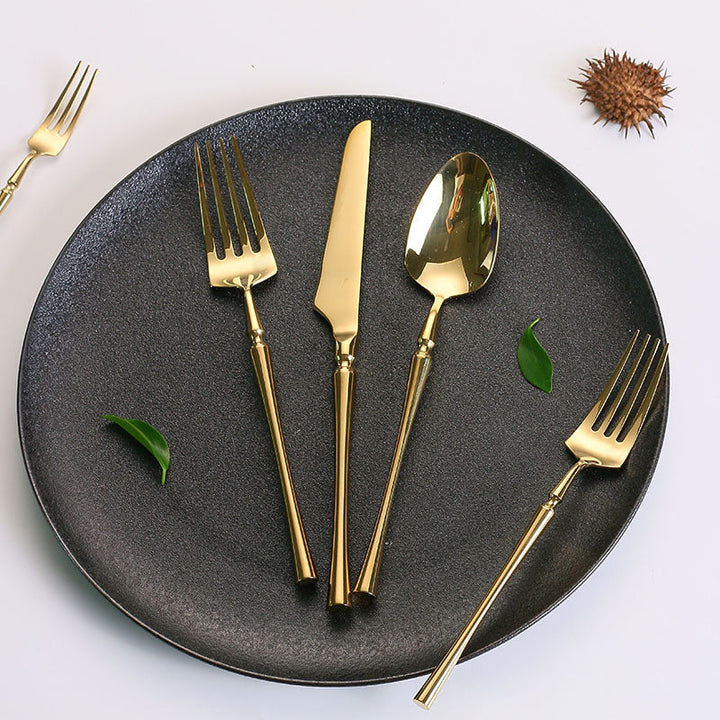 Trendiges mattschwarzes 24-teiliges Edelstahl Besteckset. Perfekt für moderne Küchen und Tischdekoration.