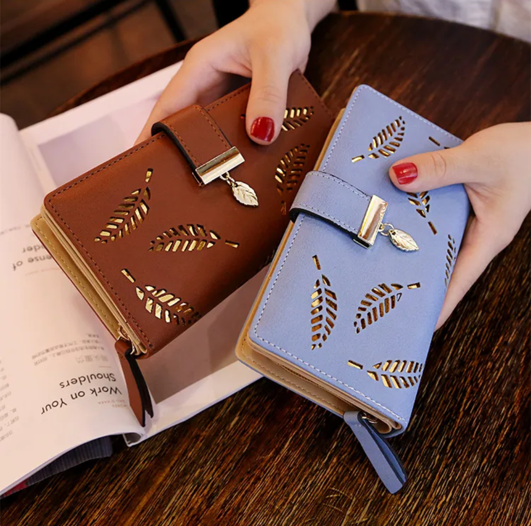 Elegantes Accessoire: Damen Portemonnaie mit goldfarbenen Blättern und intelligentem Fächersystem.