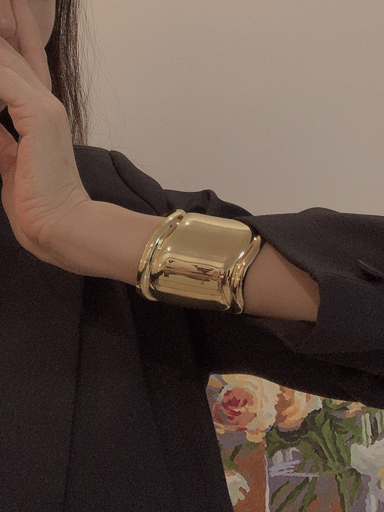 Fashion Unisex Wellenarmband aus Metall, asymmetrisch gestaltet, ein Must-Have für Trendsetter.