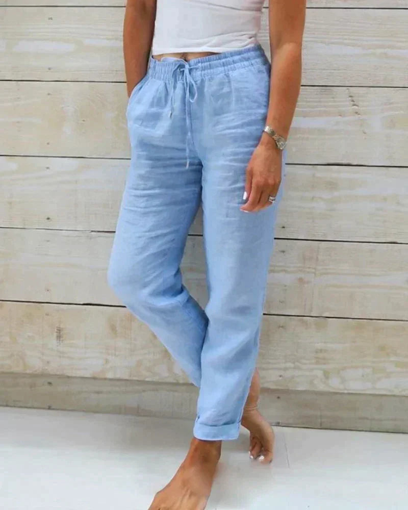 Blaue, bequeme Damen Freizeithose mit Relaxed Fit. Ideal für Sommer, modisch und vielseitig.