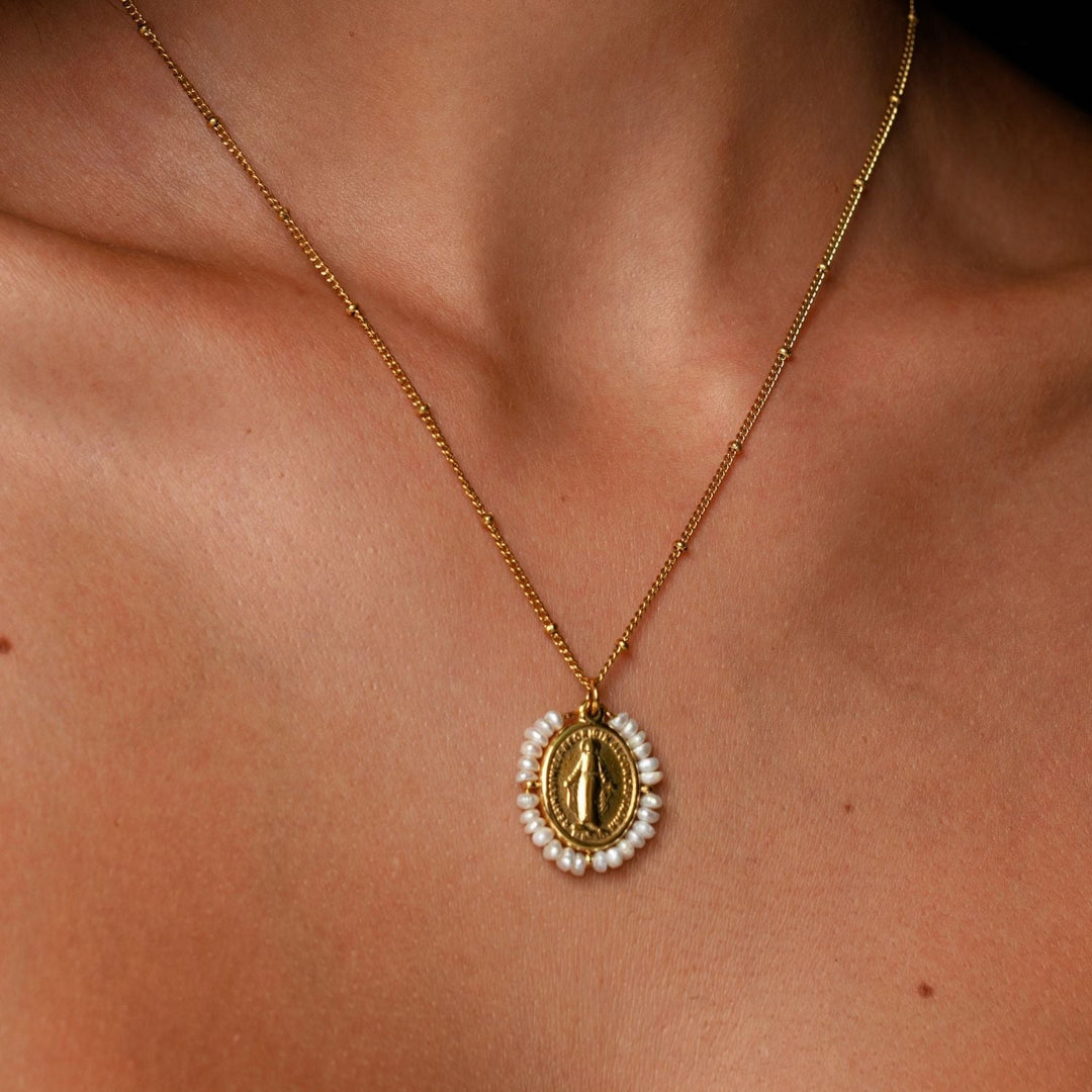 Elegante Damenhalskette mit Marien-Anhänger und echten Süßwasserperlen in Gold-Optik.