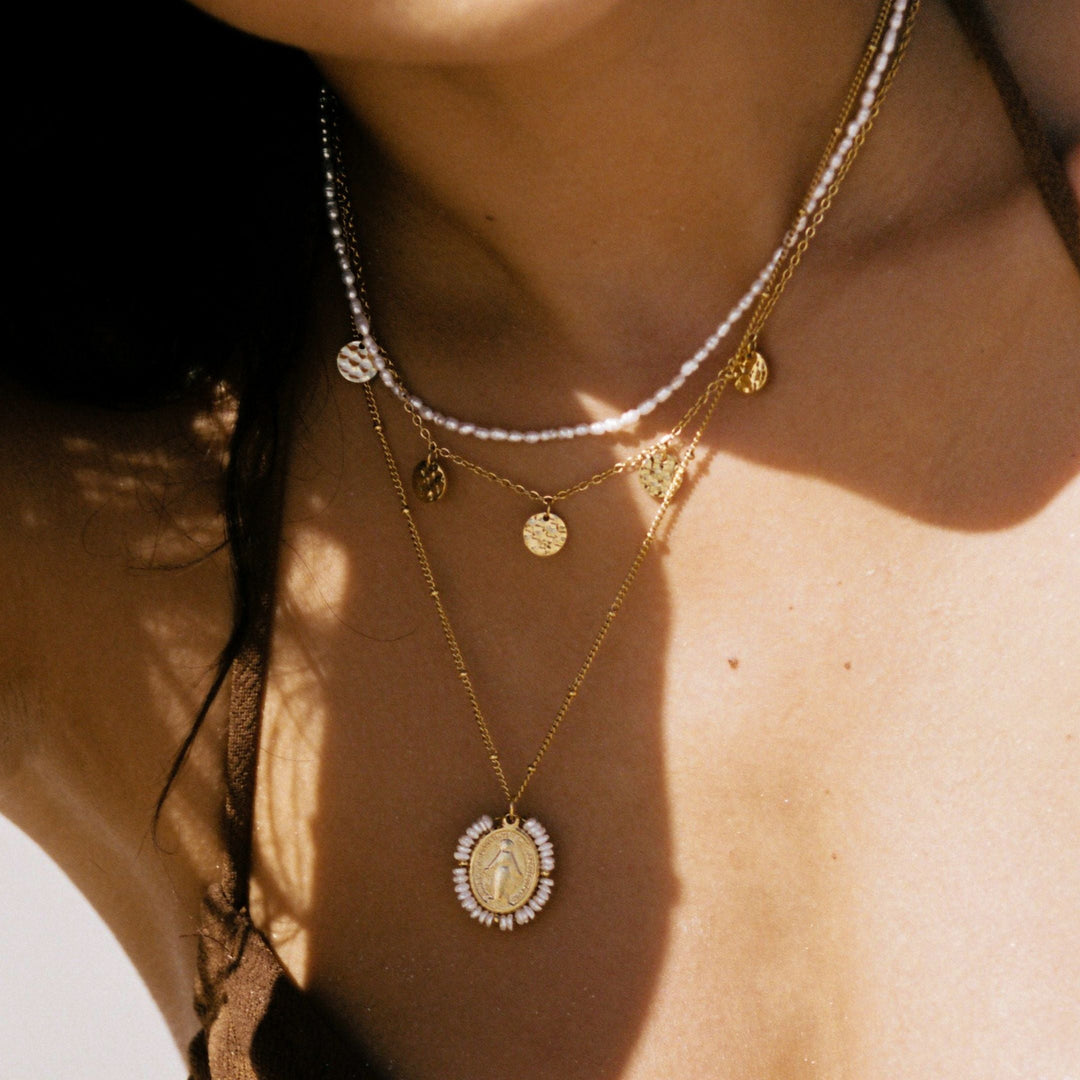 Goldene Marien-Halskette für Frauen, mit weißen Süßwasserperlen. Wasserfester Edelstahlschmuck.