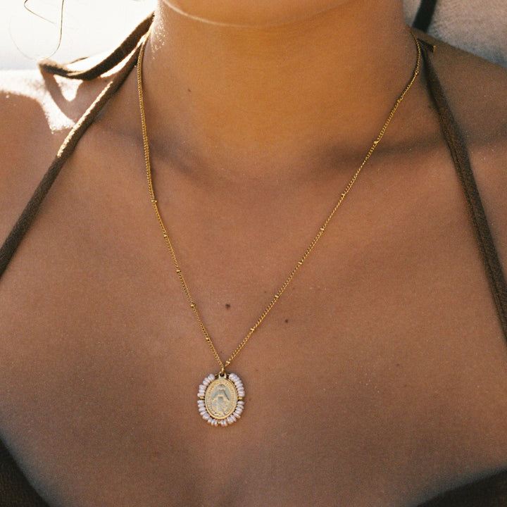 Moderne Damen-Perlenkette mit Marien-Medaille aus wasserfestem Gold-Edelstahl.