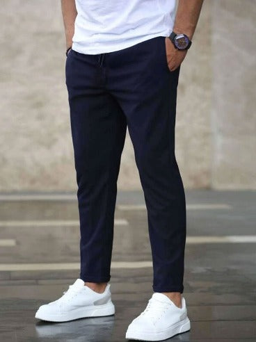 Schwarze Stretch-Jogginghose für Herren: Bequem, Slim Fit, vielseitig für Freizeit & Business-Casual.