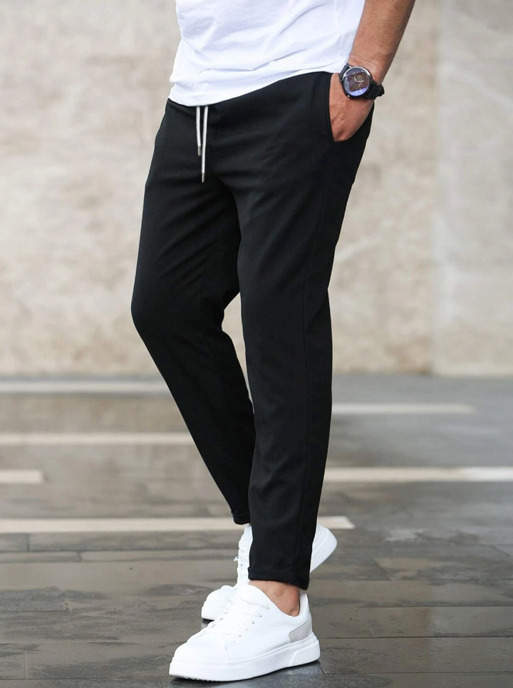 Zeitlose schwarze Herrenhose: Stretch & Slim Fit, ideal für Business, Freizeit und ganzjährig tragbar.