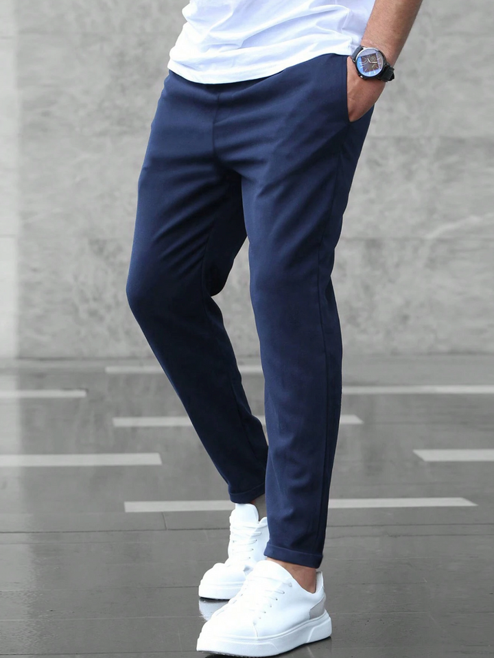 Vielseitige schwarze Herren-Stretchhose: Slim Fit, elegant, bequem für Business, Büro & Freizeit.