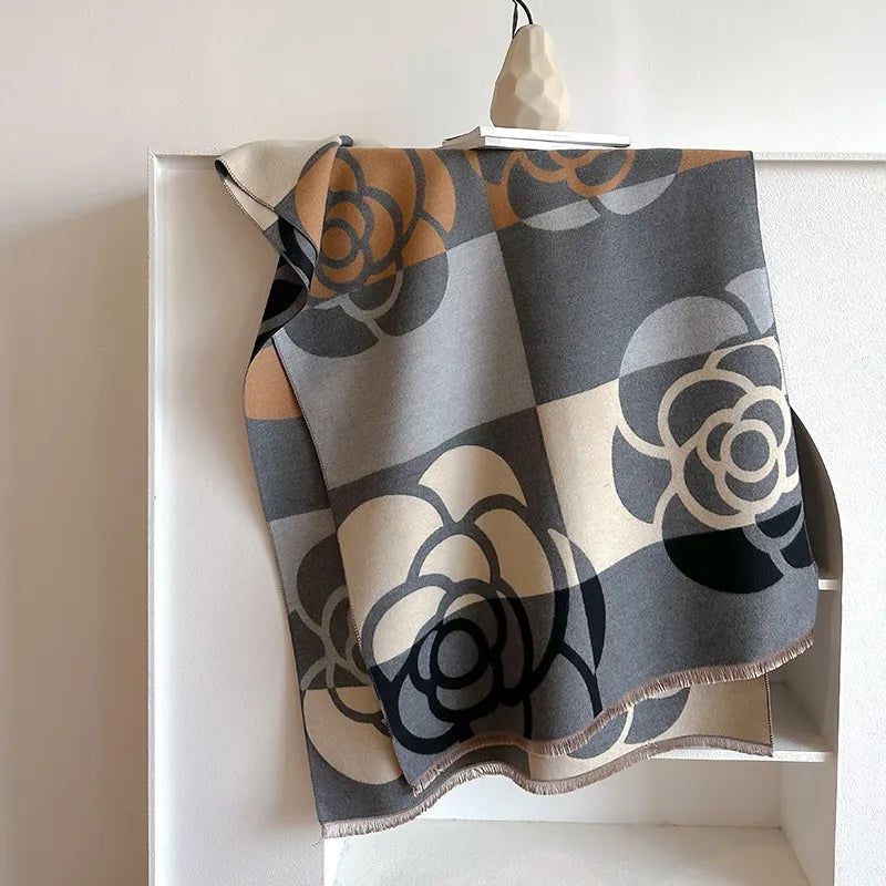 Damen Winterschal, doppelseitig & floral gemustert, elegant getragen. Perfektes warmes Mode-Accessoire für Herbst.