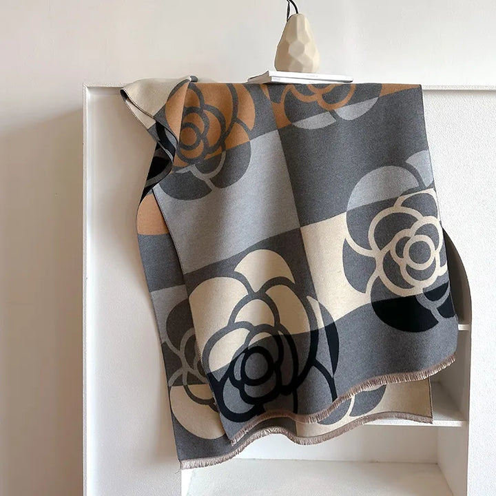 Damen Winterschal, doppelseitig & floral gemustert, elegant getragen. Perfektes warmes Mode-Accessoire für Herbst.