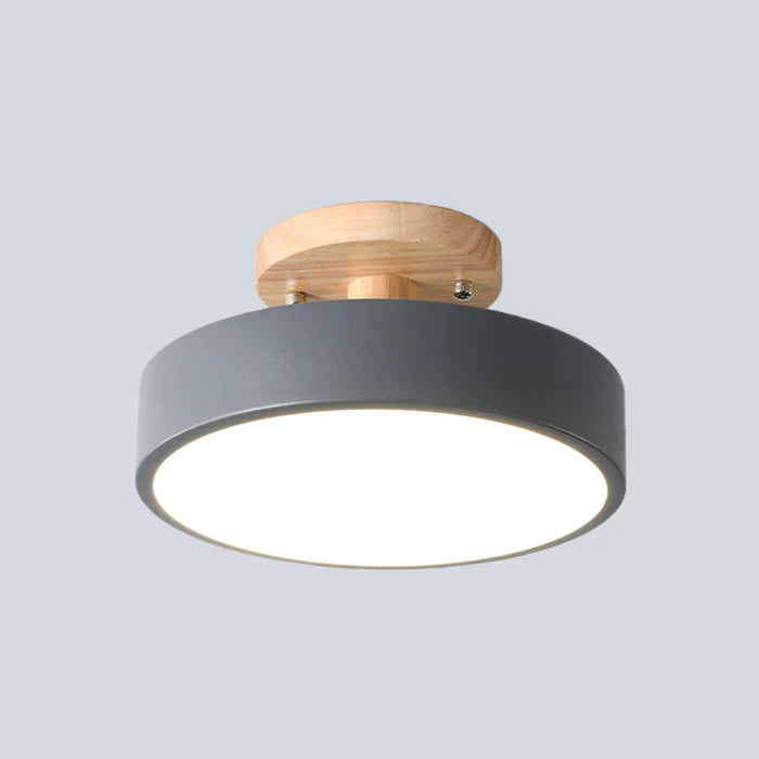 Detailansicht der hochwertigen skandinavischen LED Deckenleuchte. Zeitloses Design und funktionale Beleuchtung.
