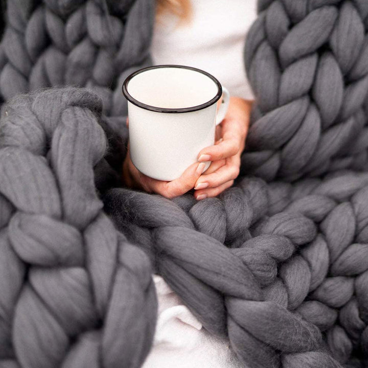 Chunky XL Wollgarn mit Produktetikett. 1000g DIY Wolle für kuschelige Handarbeit, Wohnaccessoires, Decken & Kissen.