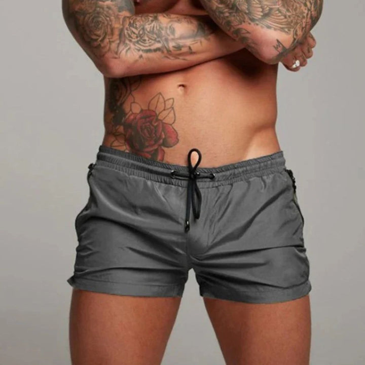 Schnelltrocknende Strandshorts für Herren, perfekt für aktive Sommertage am Meer oder Pool. Stilvolle Bademode.