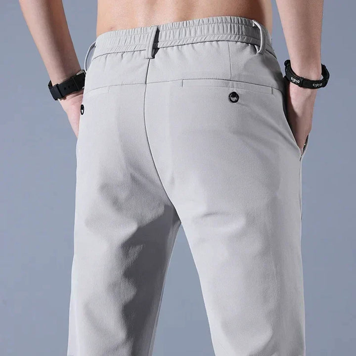 Vielseitige FairwayFlex Herren Sporthose. Perfekt als bequeme Freizeithose oder stylische Golfbekleidung für jeden Tag.