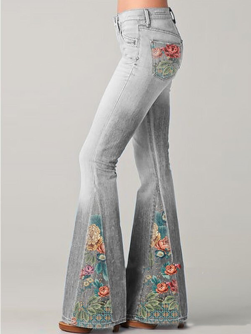 Trendige Damen Bootcut Jeans mit auffälligem Blumenmuster, perfekte Passform für moderne Damenmode.