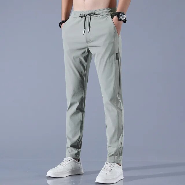 Rückansicht der FairwayFlex Golfhose mit praktischen Taschen. Komfortable Ganzjahreshose für Herren, ideal für Sport & Freizeit.