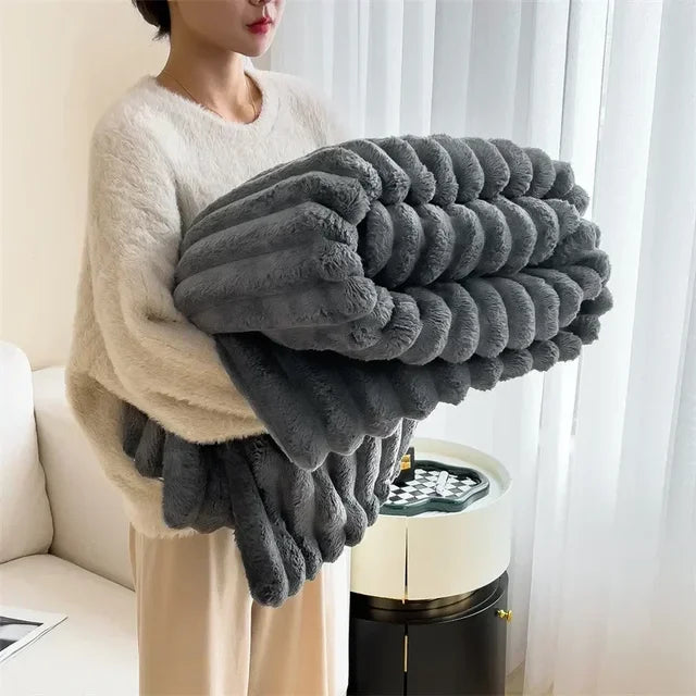 Gefaltete Plüschdecke: Weiche, warme Winterdecke, ideal als Geschenk oder für luxuriösen Komfort zuhause.