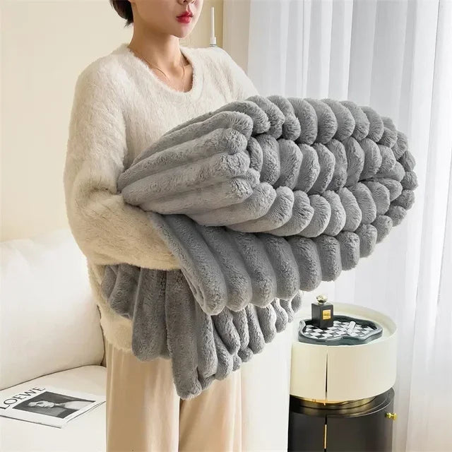 Detailaufnahme Plüschdecke: Zeigt die superweiche, flauschige Textur der warmen Wohndecke für Komfort.