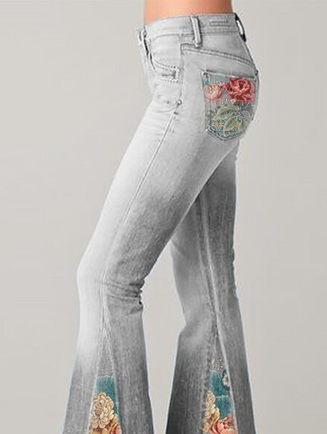 Modische Damen Flared Jeans mit Blumenmuster im Fokus, ideal für einen trendigen und bequemen Look.