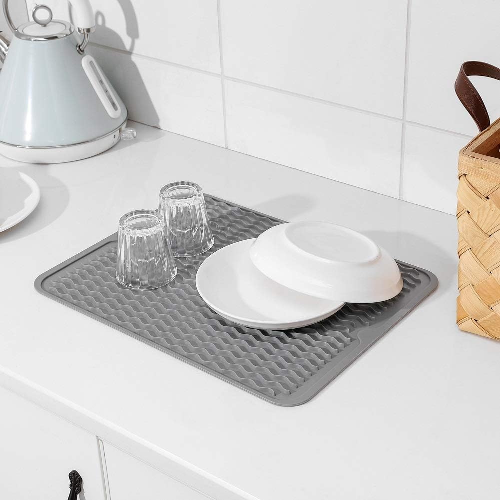 Moderne Silikon-Abtropfmatte, pflegeleichter Küchendesign-Helfer für trockene Arbeitsflächen.