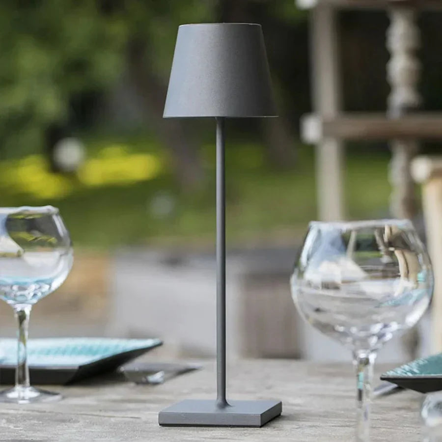 Elegante kabellose Nachttischlampe mit dimmbarer LED-Beleuchtung und USB-C-Ladefunktion.