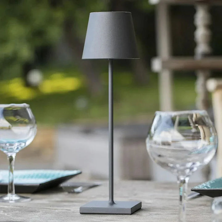 Elegante kabellose Nachttischlampe mit dimmbarer LED-Beleuchtung und USB-C-Ladefunktion.