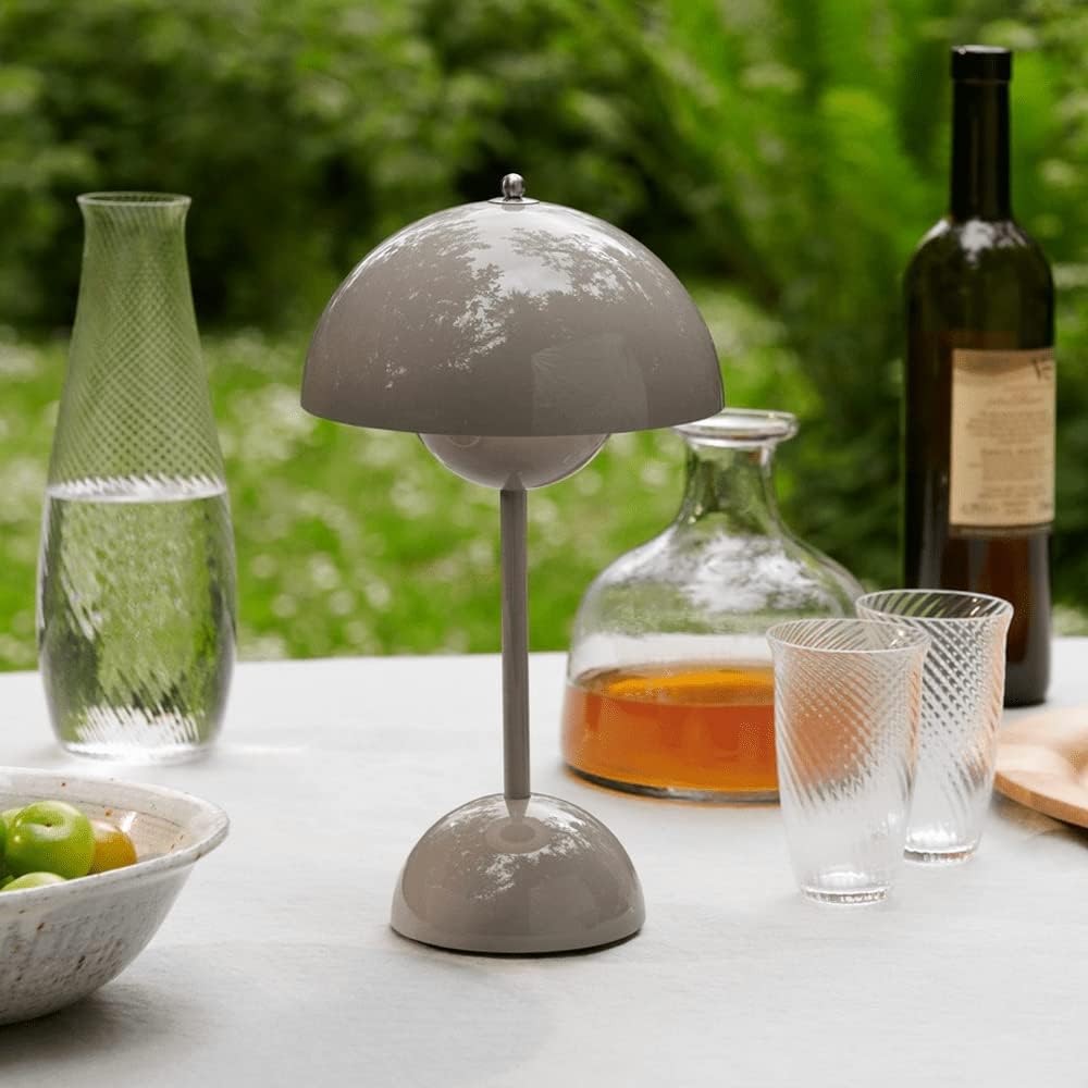 Smartes Licht: Kabellose LED Tischlampe MoonGlow, dimmbar, energieeffizient und stilvoll.