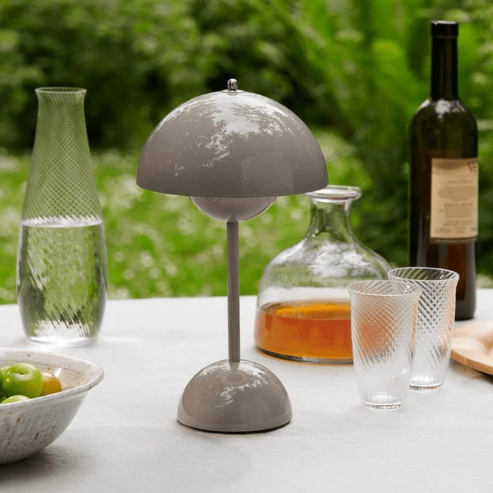 Smartes Licht: Kabellose LED Tischlampe MoonGlow, dimmbar, energieeffizient und stilvoll.