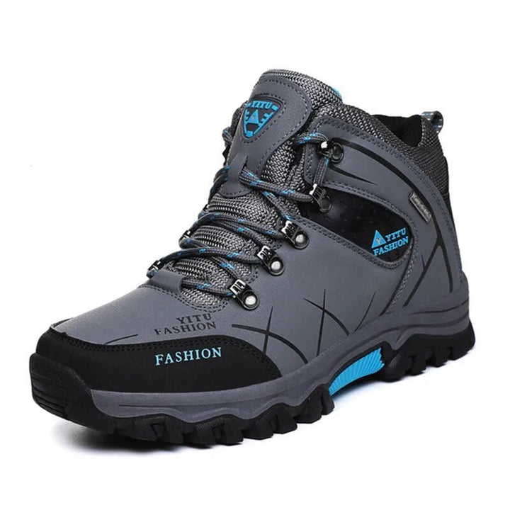 Nahaufnahme der wasserdichten Oberfläche der Herrenstiefel, ideal für Herbst & Winter. Robuste Materialien.