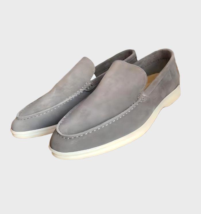 Detailansicht: hochwertige Textur der Herren Loafer Milo Slipper. Elegante und komfortable Frühlingsschuhe für Männer.