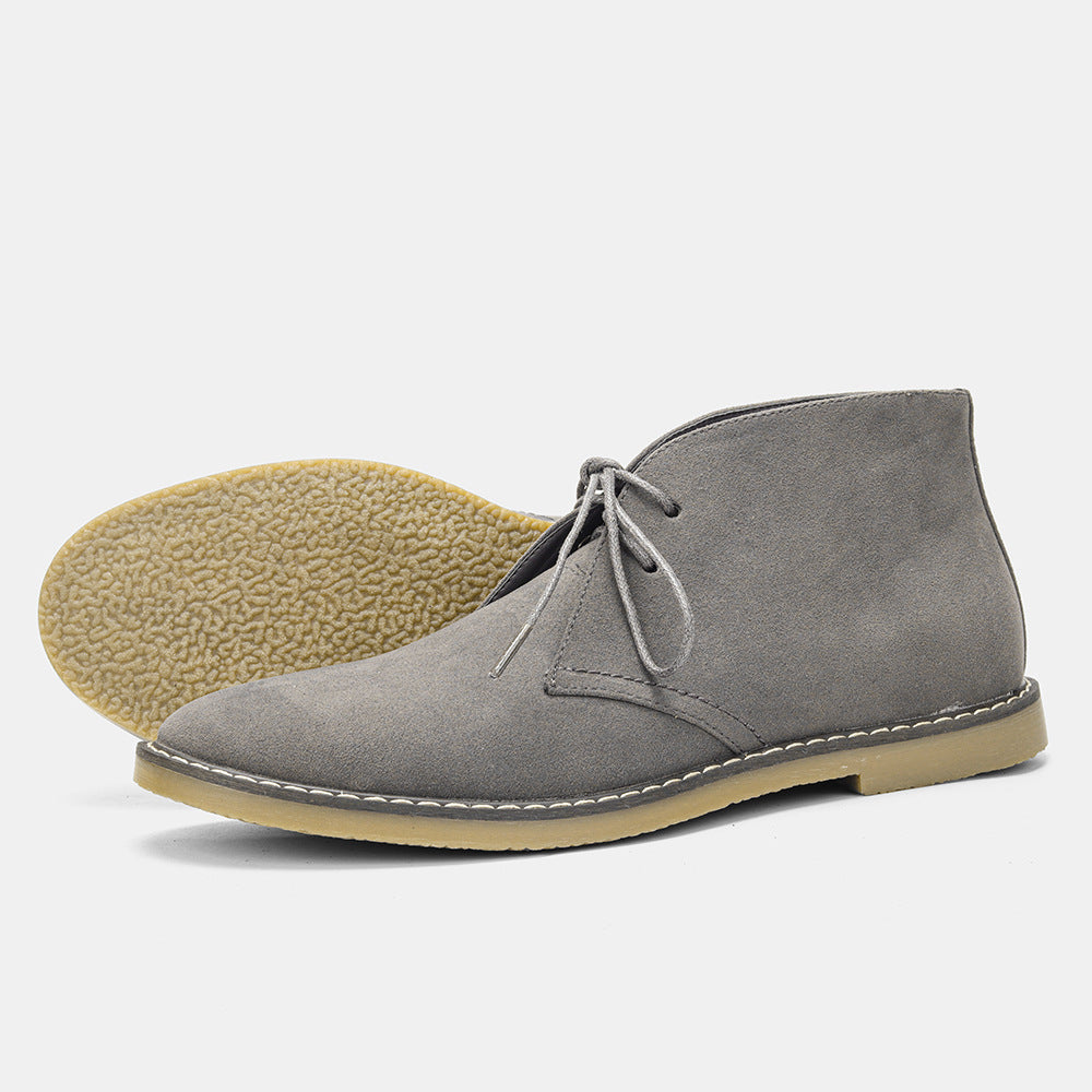 Herren Desert Boots am Fuß, zeigen den zeitlosen Vintage-Stil und bequemen Tragekomfort für den Alltag.