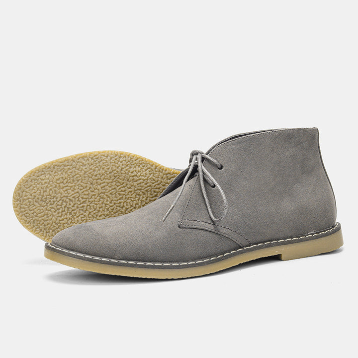 Herren Desert Boots am Fuß, zeigen den zeitlosen Vintage-Stil und bequemen Tragekomfort für den Alltag.