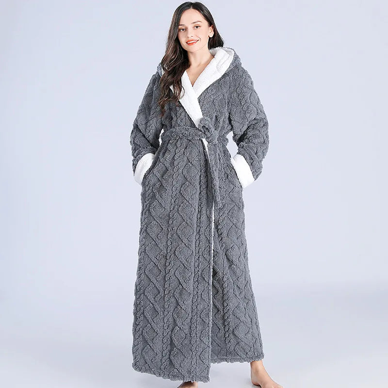 Eleganter Damen Hausmantel in modernem Design, kuschelig & warm. Der weiche Morgenmantel lädt zur Entspannung ein.