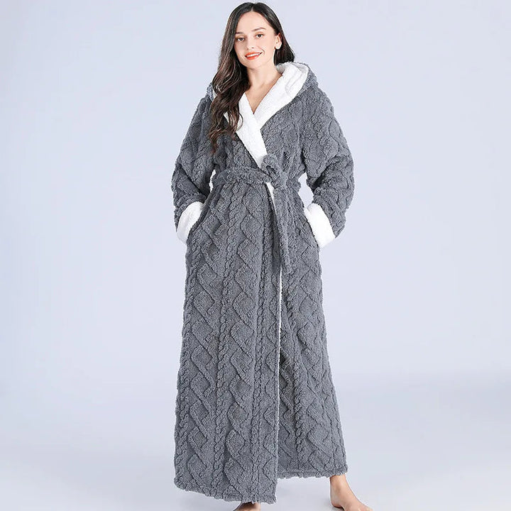 Eleganter Damen Hausmantel in modernem Design, kuschelig & warm. Der weiche Morgenmantel lädt zur Entspannung ein.