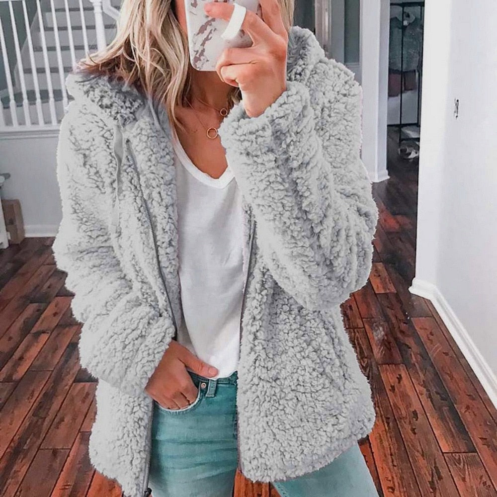 Modischer Damen Kapuzen-Cardigan für den Winter, elegant & warm. Vielseitiges Outfit-Piece.