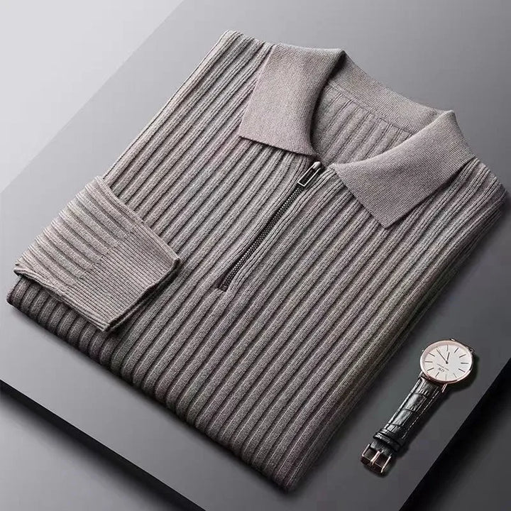 Rückenansicht des modernen Herren Polopullovers mit Reißverschluss. Langarm-Design für optimalen Komfort & Wärme.