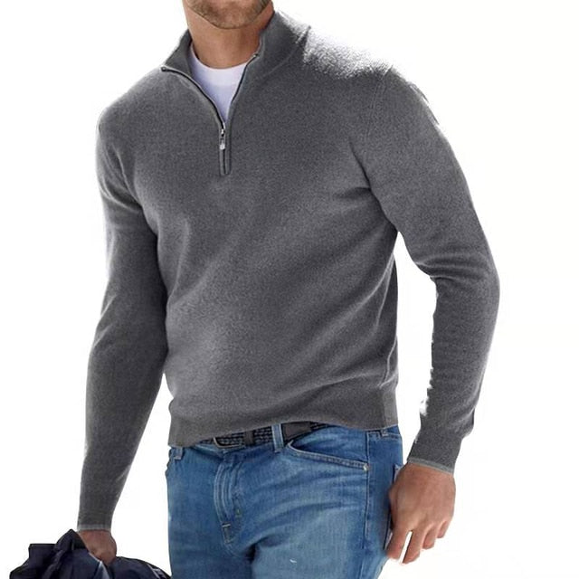 Mann trägt eleganten Herren V-Ausschnitt Pullover in Schwarz, kombiniert für einen modernen Winter-Look.